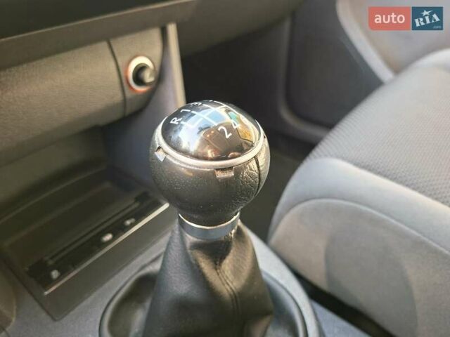 Черный Фольксваген Туран, объемом двигателя 1.6 л и пробегом 275 тыс. км за 9600 $, фото 76 на Automoto.ua