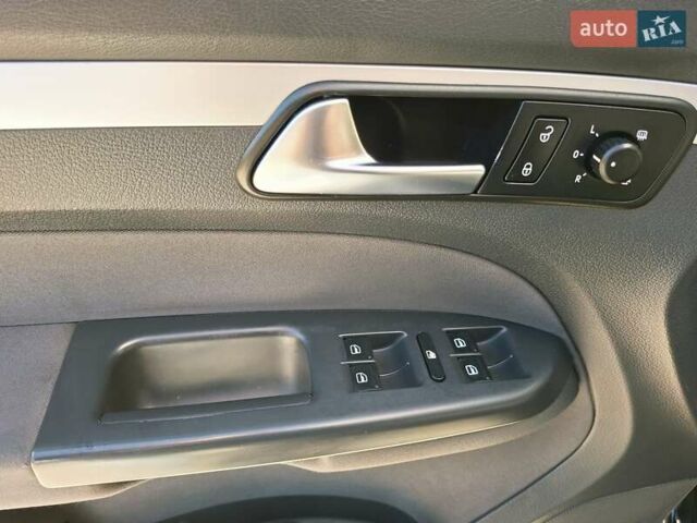 Черный Фольксваген Туран, объемом двигателя 1.6 л и пробегом 275 тыс. км за 9600 $, фото 25 на Automoto.ua