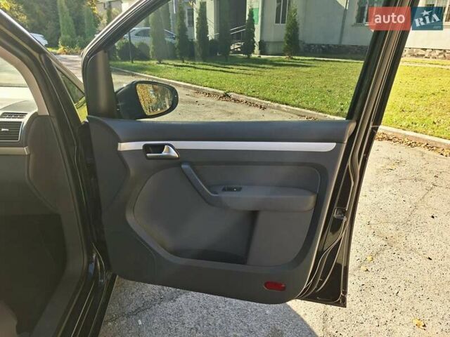 Черный Фольксваген Туран, объемом двигателя 1.6 л и пробегом 275 тыс. км за 9600 $, фото 51 на Automoto.ua