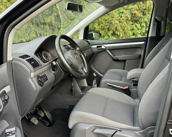 Черный Фольксваген Туран, объемом двигателя 1.6 л и пробегом 185 тыс. км за 11300 $, фото 28 на Automoto.ua