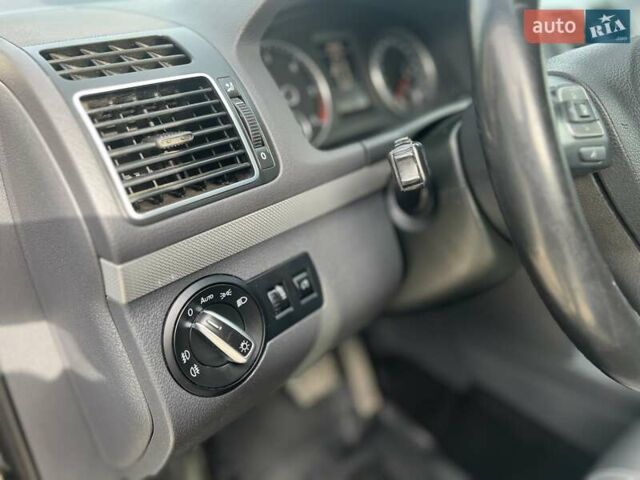 Черный Фольксваген Туран, объемом двигателя 1.97 л и пробегом 213 тыс. км за 11600 $, фото 1 на Automoto.ua