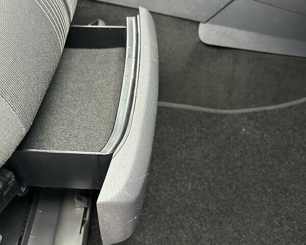 Чорний Фольксваген Туран, об'ємом двигуна 2 л та пробігом 262 тис. км за 12250 $, фото 79 на Automoto.ua