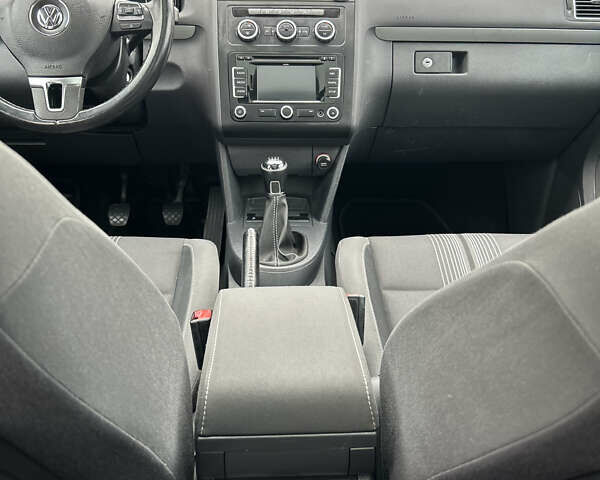 Чорний Фольксваген Туран, об'ємом двигуна 2 л та пробігом 262 тис. км за 12250 $, фото 63 на Automoto.ua