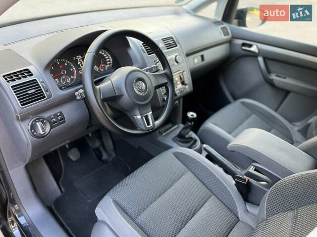 Черный Фольксваген Туран, объемом двигателя 1.6 л и пробегом 236 тыс. км за 9750 $, фото 13 на Automoto.ua