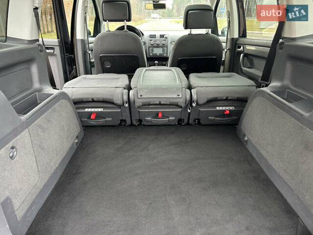 Чорний Фольксваген Туран, об'ємом двигуна 2 л та пробігом 262 тис. км за 12250 $, фото 49 на Automoto.ua