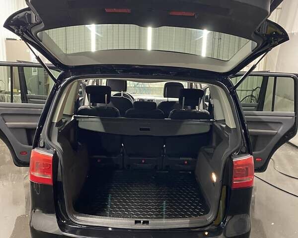 Черный Фольксваген Туран, объемом двигателя 1.6 л и пробегом 174 тыс. км за 13000 $, фото 17 на Automoto.ua