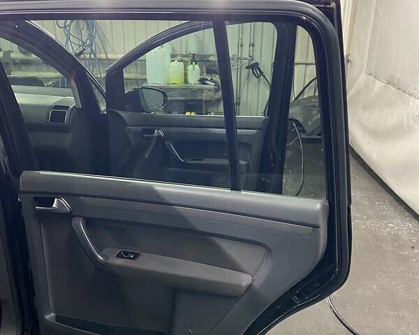 Черный Фольксваген Туран, объемом двигателя 1.6 л и пробегом 174 тыс. км за 13000 $, фото 1 на Automoto.ua