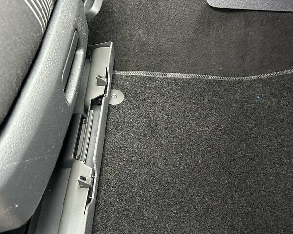 Чорний Фольксваген Туран, об'ємом двигуна 2 л та пробігом 262 тис. км за 12250 $, фото 80 на Automoto.ua