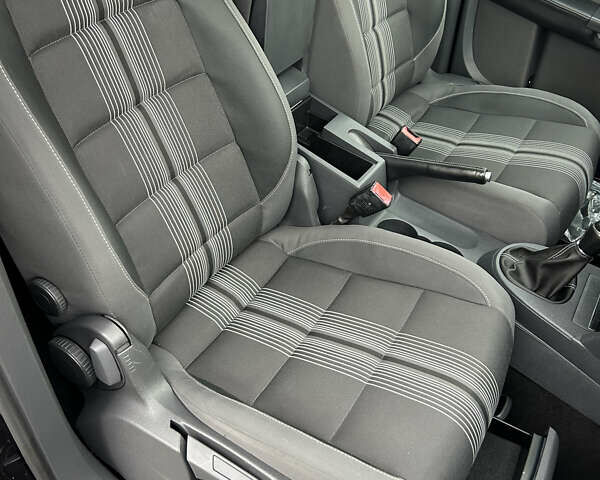 Чорний Фольксваген Туран, об'ємом двигуна 2 л та пробігом 262 тис. км за 12250 $, фото 69 на Automoto.ua