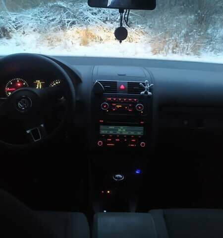 Черный Фольксваген Туран, объемом двигателя 1.6 л и пробегом 268 тыс. км за 9700 $, фото 10 на Automoto.ua