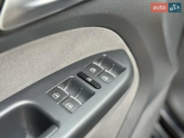 Черный Фольксваген Туран, объемом двигателя 2 л и пробегом 200 тыс. км за 11777 $, фото 83 на Automoto.ua