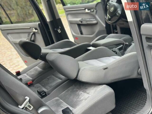 Черный Фольксваген Туран, объемом двигателя 2 л и пробегом 200 тыс. км за 12250 $, фото 48 на Automoto.ua