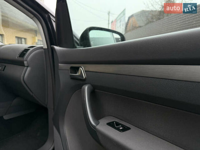 Чорний Фольксваген Туран, об'ємом двигуна 1.6 л та пробігом 218 тис. км за 10650 $, фото 24 на Automoto.ua