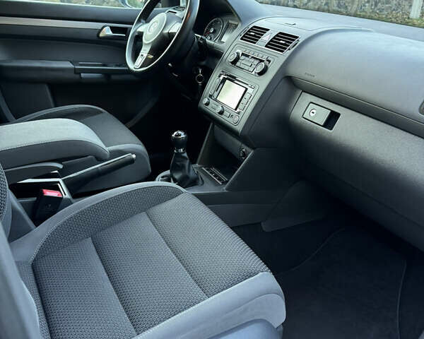 Черный Фольксваген Туран, объемом двигателя 1.6 л и пробегом 162 тыс. км за 11850 $, фото 56 на Automoto.ua