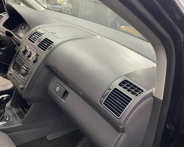 Черный Фольксваген Туран, объемом двигателя 1.6 л и пробегом 174 тыс. км за 13000 $, фото 7 на Automoto.ua