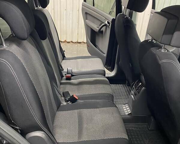 Черный Фольксваген Туран, объемом двигателя 1.6 л и пробегом 174 тыс. км за 13000 $, фото 18 на Automoto.ua