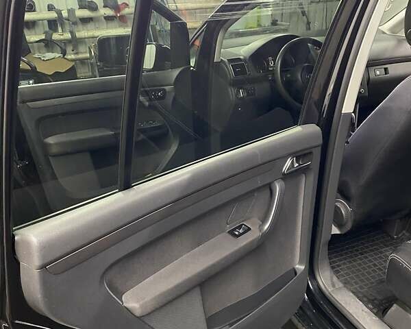 Черный Фольксваген Туран, объемом двигателя 1.6 л и пробегом 174 тыс. км за 13000 $, фото 5 на Automoto.ua