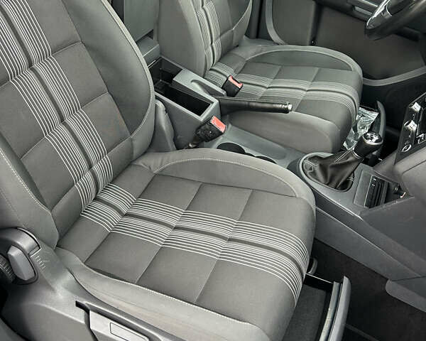 Чорний Фольксваген Туран, об'ємом двигуна 2 л та пробігом 262 тис. км за 12250 $, фото 68 на Automoto.ua