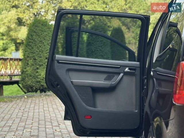 Черный Фольксваген Туран, объемом двигателя 2 л и пробегом 200 тыс. км за 12250 $, фото 76 на Automoto.ua