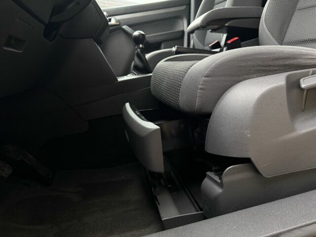 Черный Фольксваген Туран, объемом двигателя 1.6 л и пробегом 218 тыс. км за 9950 $, фото 9 на Automoto.ua