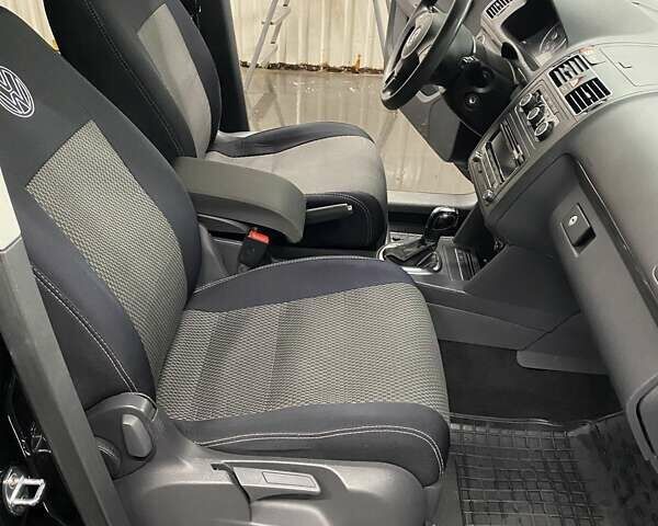 Черный Фольксваген Туран, объемом двигателя 1.6 л и пробегом 174 тыс. км за 13000 $, фото 3 на Automoto.ua