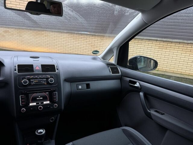 Черный Фольксваген Туран, объемом двигателя 1.6 л и пробегом 218 тыс. км за 9950 $, фото 17 на Automoto.ua