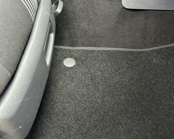 Чорний Фольксваген Туран, об'ємом двигуна 2 л та пробігом 262 тис. км за 12250 $, фото 81 на Automoto.ua