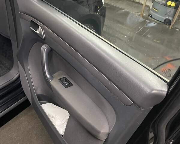 Черный Фольксваген Туран, объемом двигателя 1.6 л и пробегом 174 тыс. км за 13000 $, фото 13 на Automoto.ua