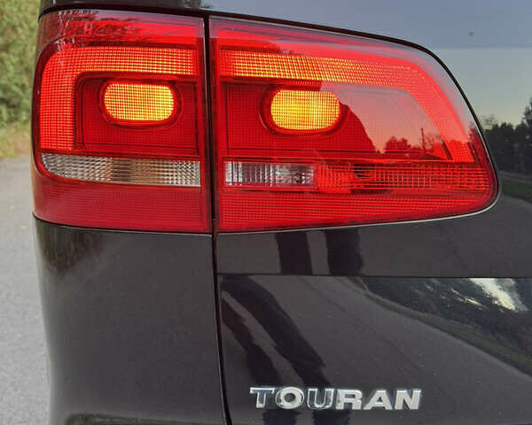 Черный Фольксваген Туран, объемом двигателя 1.6 л и пробегом 162 тыс. км за 11650 $, фото 28 на Automoto.ua