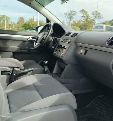 Черный Фольксваген Туран, объемом двигателя 1.97 л и пробегом 101 тыс. км за 12500 $, фото 5 на Automoto.ua