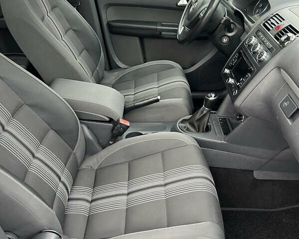 Чорний Фольксваген Туран, об'ємом двигуна 2 л та пробігом 262 тис. км за 12250 $, фото 67 на Automoto.ua