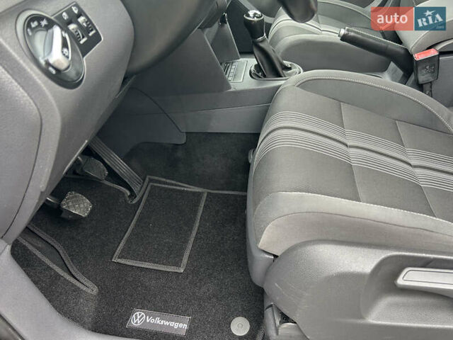 Чорний Фольксваген Туран, об'ємом двигуна 2 л та пробігом 262 тис. км за 12250 $, фото 56 на Automoto.ua