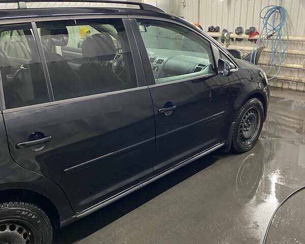 Черный Фольксваген Туран, объемом двигателя 1.6 л и пробегом 174 тыс. км за 13000 $, фото 4 на Automoto.ua