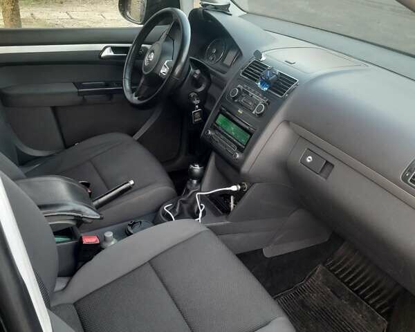 Черный Фольксваген Туран, объемом двигателя 1.6 л и пробегом 222 тыс. км за 9500 $, фото 5 на Automoto.ua