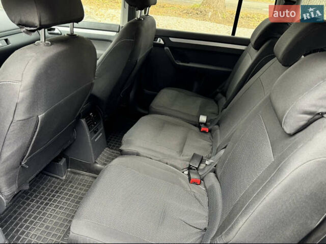 Чорний Фольксваген Туран, об'ємом двигуна 2 л та пробігом 255 тис. км за 12800 $, фото 2 на Automoto.ua