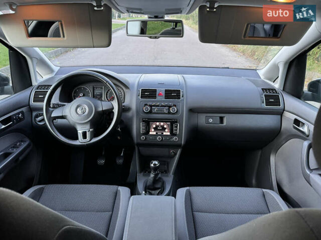 Черный Фольксваген Туран, объемом двигателя 1.6 л и пробегом 162 тыс. км за 11650 $, фото 1 на Automoto.ua