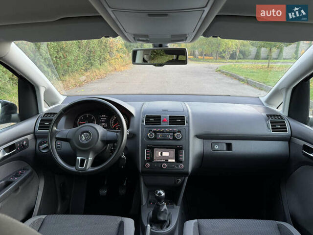 Черный Фольксваген Туран, объемом двигателя 1.6 л и пробегом 162 тыс. км за 11850 $, фото 1 на Automoto.ua