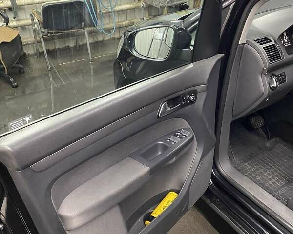 Черный Фольксваген Туран, объемом двигателя 1.6 л и пробегом 174 тыс. км за 13000 $, фото 6 на Automoto.ua