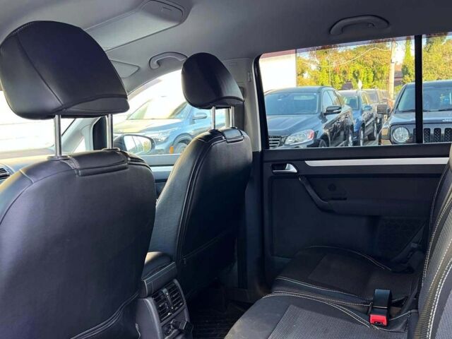 Черный Фольксваген Туран, объемом двигателя 1.6 л и пробегом 270 тыс. км за 11600 $, фото 18 на Automoto.ua