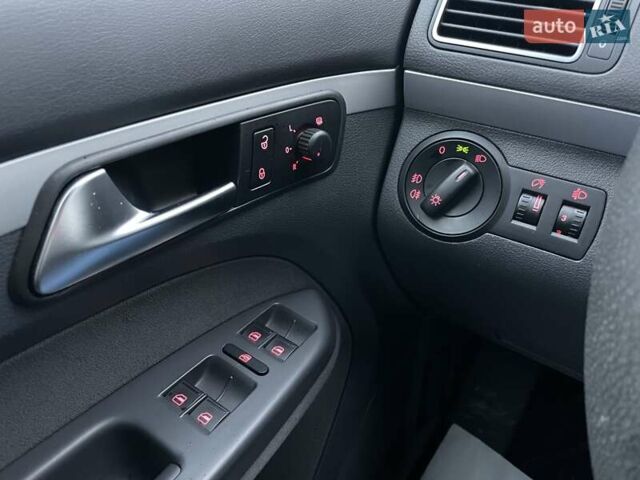 Чорний Фольксваген Туран, об'ємом двигуна 1.6 л та пробігом 231 тис. км за 11800 $, фото 10 на Automoto.ua