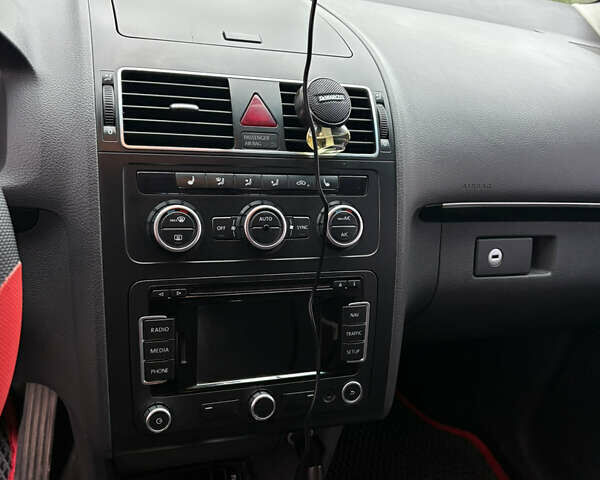 Черный Фольксваген Туран, объемом двигателя 2 л и пробегом 265 тыс. км за 11400 $, фото 4 на Automoto.ua