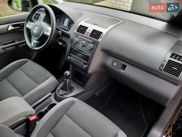 Черный Фольксваген Туран, объемом двигателя 1.6 л и пробегом 204 тыс. км за 11950 $, фото 69 на Automoto.ua