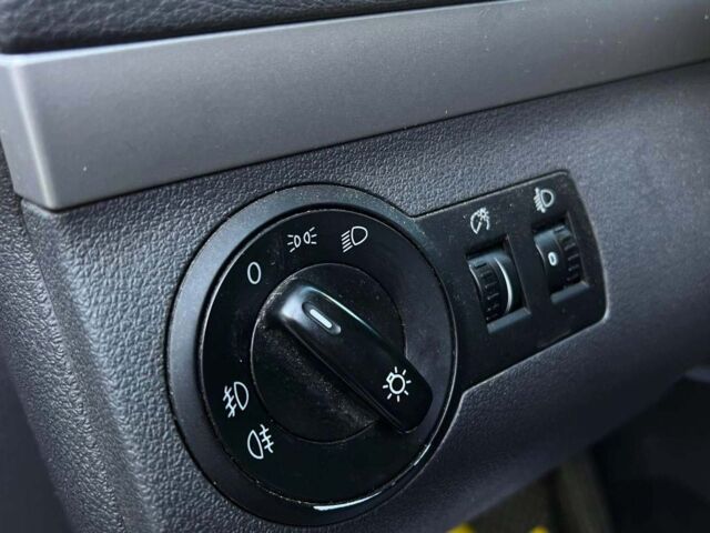 Черный Фольксваген Туран, объемом двигателя 1.6 л и пробегом 270 тыс. км за 11600 $, фото 10 на Automoto.ua