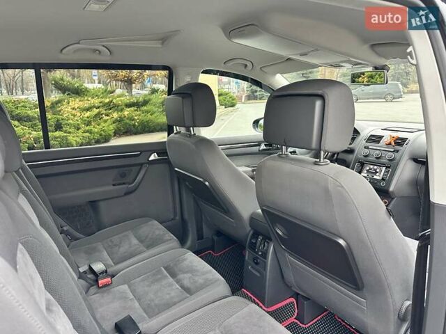 Черный Фольксваген Туран, объемом двигателя 2 л и пробегом 240 тыс. км за 11900 $, фото 17 на Automoto.ua