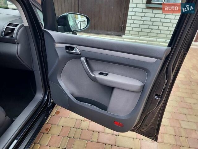 Черный Фольксваген Туран, объемом двигателя 1.6 л и пробегом 204 тыс. км за 11950 $, фото 66 на Automoto.ua