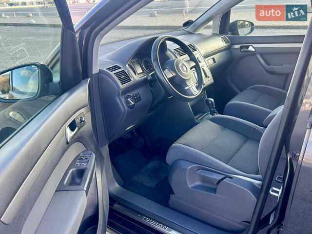 Черный Фольксваген Туран, объемом двигателя 1.6 л и пробегом 223 тыс. км за 11700 $, фото 17 на Automoto.ua