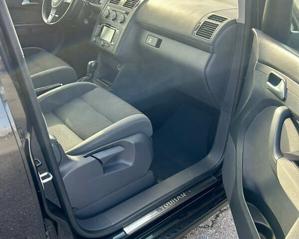 Черный Фольксваген Туран, объемом двигателя 1.6 л и пробегом 223 тыс. км за 11700 $, фото 15 на Automoto.ua