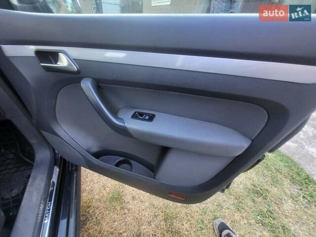 Чорний Фольксваген Туран, об'ємом двигуна 1.6 л та пробігом 195 тис. км за 10300 $, фото 13 на Automoto.ua