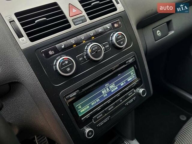 Черный Фольксваген Туран, объемом двигателя 1.6 л и пробегом 204 тыс. км за 11950 $, фото 58 на Automoto.ua