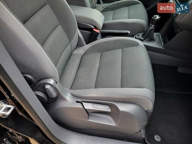 Черный Фольксваген Туран, объемом двигателя 1.6 л и пробегом 204 тыс. км за 11950 $, фото 72 на Automoto.ua